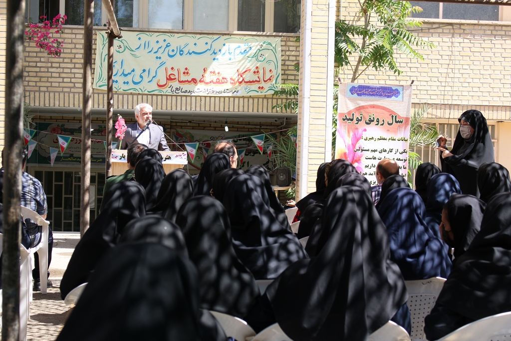 گزارش تصویری از افتتاح نمایشگاه هفته مشاغل در دبیرستان شهید صالحیار آران و بیدگل